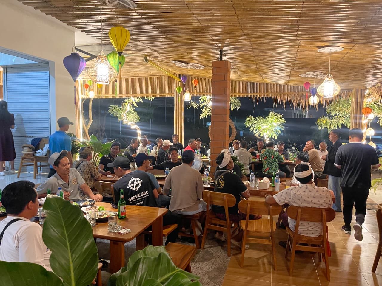 A full evening at Tre Việt Nam — bamboo room and lanterns